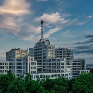 О. Фельдман: «Харків’яни, повертайтесь додому!»